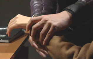 철컹 수갑 철컹철컹 움짤 수갑차는 체포 손목 여자 경찰 도둑