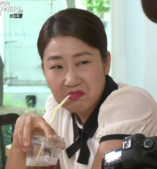 한심 한심해 표정 영애씨 커피 먹으면서 경멸 눈빛 바라보는