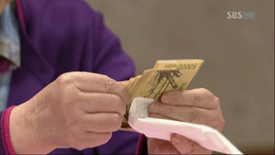 돈세는 장면 5만원 오만원 얼만지 보자 돈받았을때 횡제 돈생겼어 돈