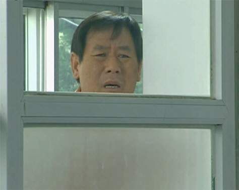 애잔 한심 연민 눈빛 지켜 보고 있다 창문사이로 안타까운 표정 짠하다 짠한 동정심 노답 넌 답이 없구나 구제불능