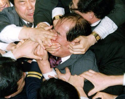 닥쳐 입닫아 입물어 정치인 말하지마 닥쳐라