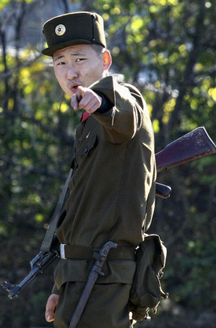 북한군 병사 손가락질 주둥아리 닥치라우 닥쳐