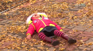 떼쓰는 아이 움잘 울면서 이거 사줘