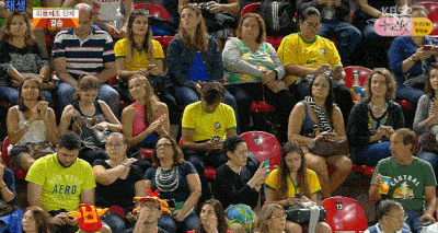 경기중 웃다가 정색 미녀 카메라 자본주의 미소