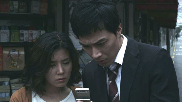 놀람 진지 휴대폰 보면서 놀라는 장면 심각