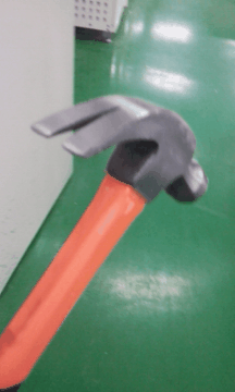 망치들고 가는중 기다려라 지금 간다 열받은 상황