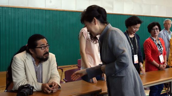 박근혜 개무시 당하는 순간 악수 어쩌라고 안해