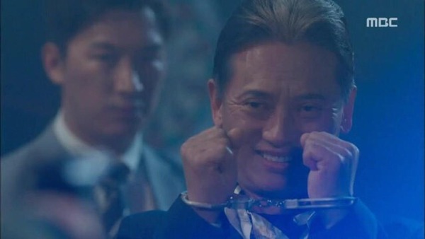 경찰 철컹 수갑 잡혀가는 모습