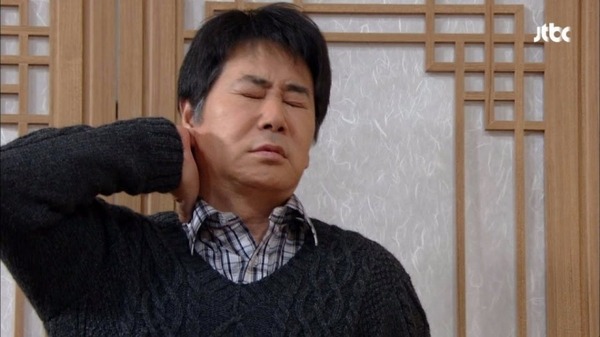 뒷목 잡는 모습 아이구 머리아 어이없음 상실 노답 혈압상승