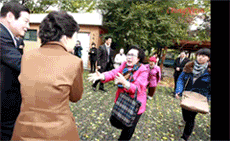 어디서 개돼지가 달려들어 꺼져 박근혜 악수 거부 할머니