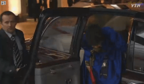 박근혜 푸다닭 차에서 내리면서 넘어지는 움짤