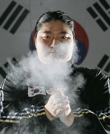 장미란 포스 표정 게임을 시작하자 송진가루 손벽 역도 올림픽 죽고싶나 닥쳐