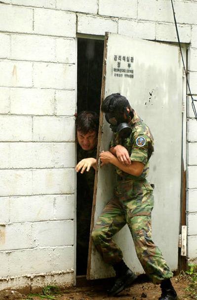 살려줘 화생방 훈련 안습 들어가 몸부림 탈출 방독면 가스 까스 최루탄