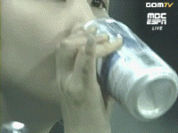 야구장 맥주녀 움짤 맥주 마시는 장면