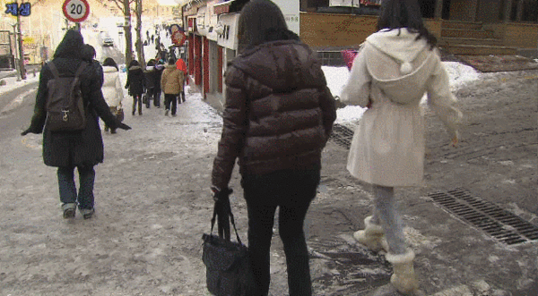 레전드 빙판길 꽈당녀 겨울 넘어지는 여자 전설 짤방 미끌어지는 눈길 눈오는날