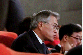 문재인 대통령 짤방 이니 햄버거짤 심쿵 주의 눈웃음 표정 귀여움 달님 햄버거 먹는 모습