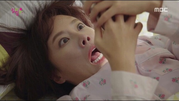 휴대폰 보면서 깜놀하는 여자 감짝 놀람