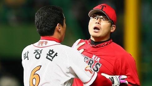 열받음 야구 박정환 말리는 희번듯 눈빛 하아 참아 눈알 열받아 화나 화남 화가난 야구선수 기아