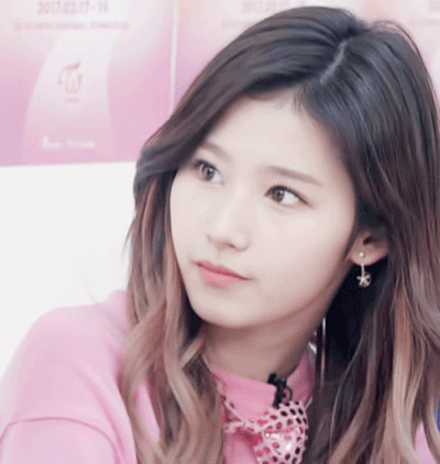 트와이스 사나 걸그룹 움짤 귀여운 눈빛 표정 집중 끄덕 예쁜