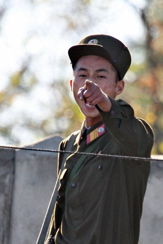 북한 병사 북한군 손가락질 분노 손가락 군인