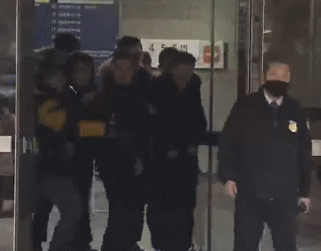 쓰레기 우병우 고통 괴로운 움짤 직권남용 박근혜 최순실 구속영장 청와대 민정수석 기자 취재진 기자 기레기