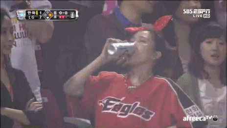 한화 응원녀 레전드 맥주녀 맥주 마시는 모습 응원 야구 경기장 빡침