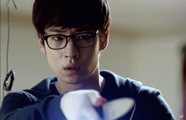 분노의 윤리학 정훈 이제훈 움짤 칼 어리버리