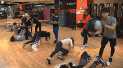 귀여운 몸개그녀 공놀이 얼굴 운동 얼굴로 공받기 메디신볼