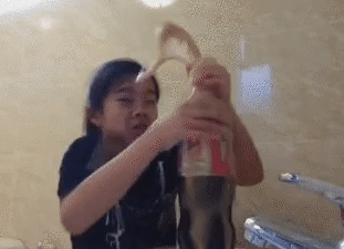 콜라 장난 멘토스 폭발 폭포 당황 아이 코카콜라