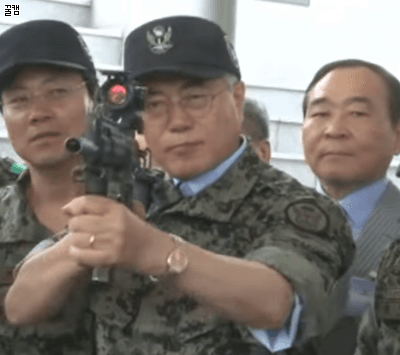 명왕 사격 자세 문재인 대통령 멋찜 포스 조준경 하늘한번 보고 특전사