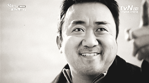 마동석 웃으며 손가락질 놀림 표정 하하하 니가