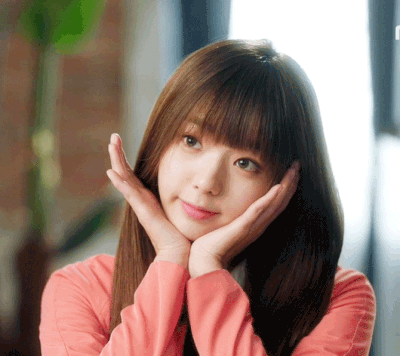 채수빈 귀여운척 귀척 귀여운 얼굴 손으로 꽃만들기 눈깜박