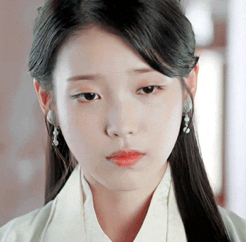 아이유 움짤 사극 보보경심 표정 올려보는 눈빛