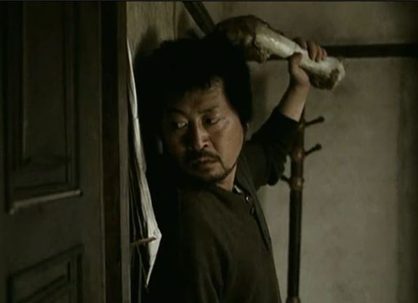 김윤석 돼지뼈 황해 문옆에서 때리려고 기다리는 장면 영화