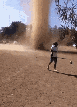 바람 태풍 회오리바람 축구 경기장 자연