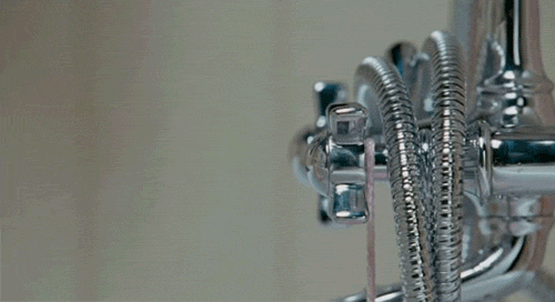 욕조 발 움짤 레전드 수도꼭지 돌리는 발가락