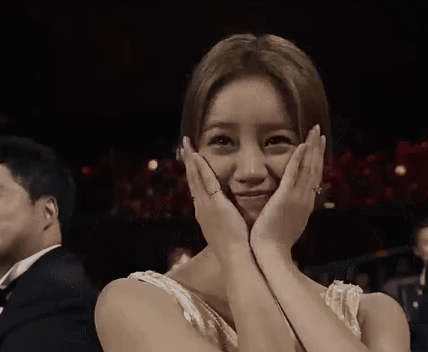 반함 여자 좋아 눈웃음 웃음 손으로 입가리며 