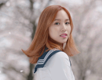 트와이스 미나 아이돌 예쁜 여자 교복 세라복 뒤돌아 보는 장면 벚꽃