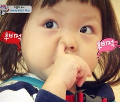 사랑이 사랑 후비적 코파는 코딱지