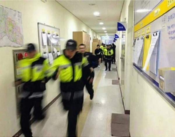 경찰 출동 철컹 달리는 출발 잡아 잡으러 간다 체포 잡는다 범인 범죄자 도둑