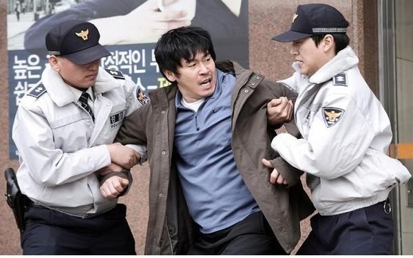 설경구 검거 잡혔다 경찰관 경찰 출동 철컹 달리는 출발 잡아 잡으러 간다 체포 잡는다 범인 범죄자 도둑