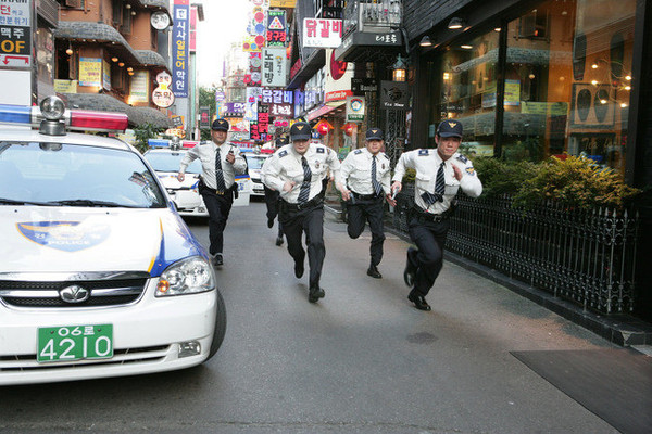 검거 잡혔다 경찰관 경찰 출동 철컹 달리는 출발 잡아 잡으러 간다 체포 잡는다 범인 범죄자 도둑