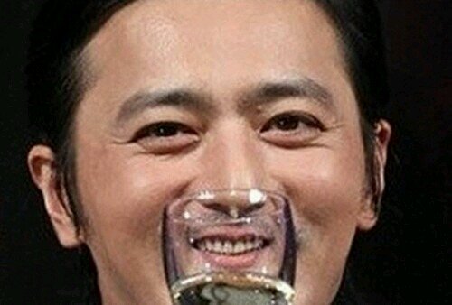 장동건 잔든건 유리잔 와인잔 입 입술 입모양 작은 웃긴 굴욕