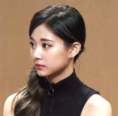 빤히 예쁜 여자 아이돌 웃음 피식 트와이스 업신 니가 비웃음