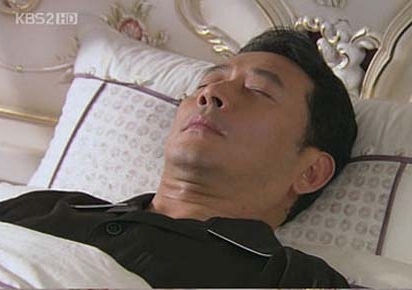 전광렬 자는모습 자니 실눈 자는척 못본척