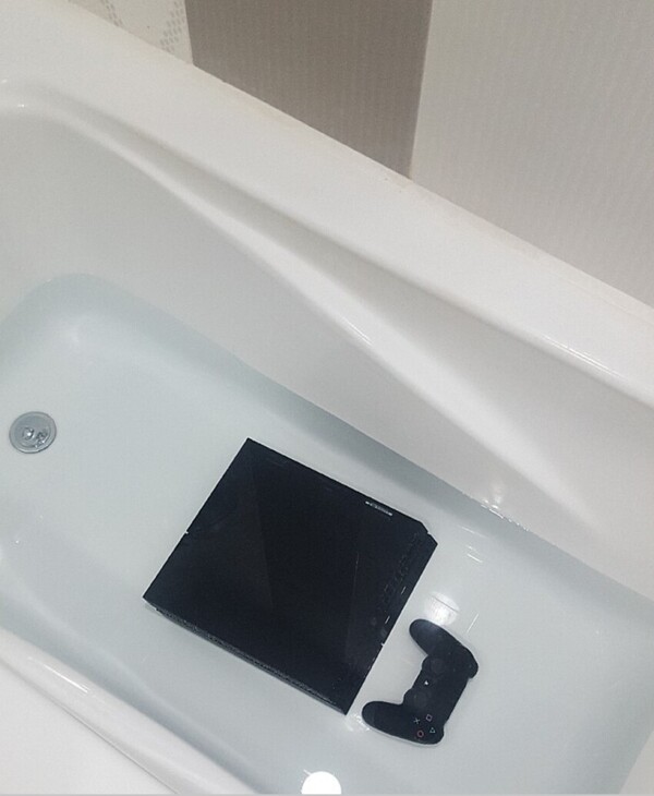 욕조 부부싸움 남편 게임기 플스 안습 아내 결혼 하지마