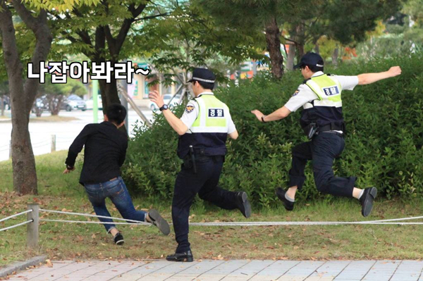 도망 경찰 나잡아봐라 추격 뛰어 검거 달리기 뛰어