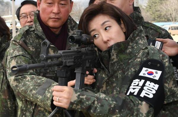 나경원 군복 모지리 멍청 소총 사격 군인 군대