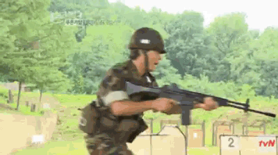 군대 군인 사격 소총 고문관 돌려 총구 방향