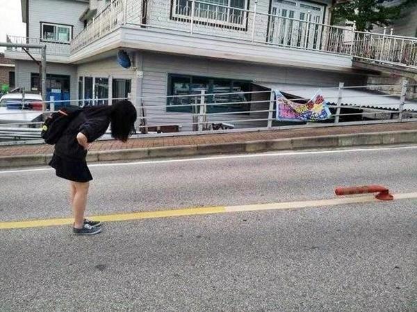 사과 여고생 인사  꾸뻑 미안 안녕하세요 도로